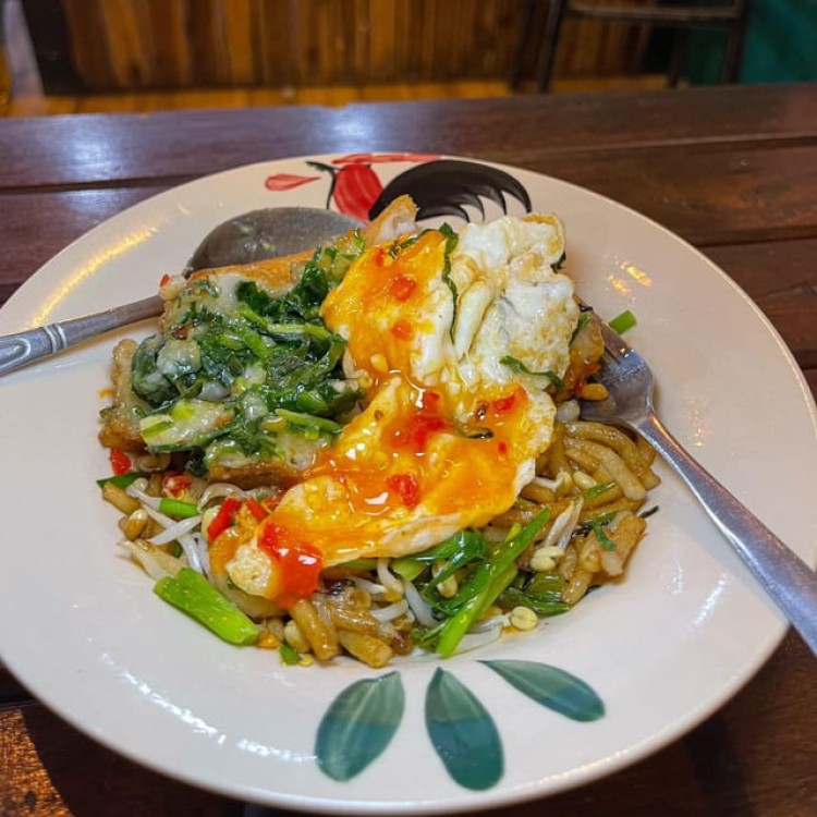 Street Food Tour And Phare Circus With Tuk-Tuk Transfers | ®ExcursionMania