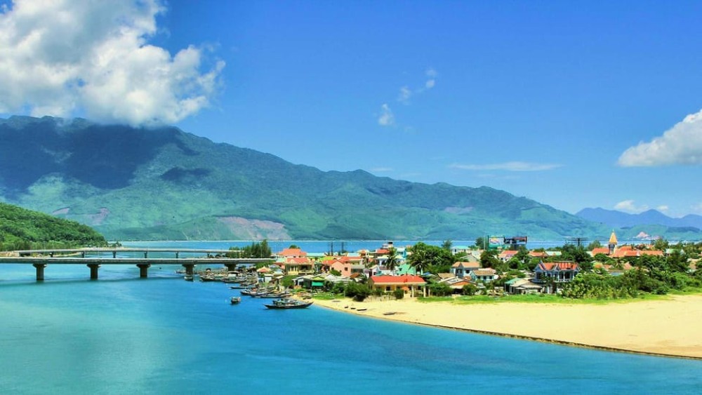 Hue to Hoi An by bus: Hai Van Pass, Lang Co, Marble mountain | ®ExcursionMania