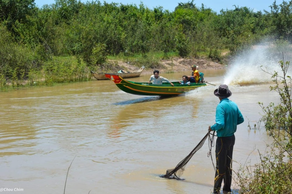 From Siem Reap: Floating Village Tour by Boat | ®ExcursionMania