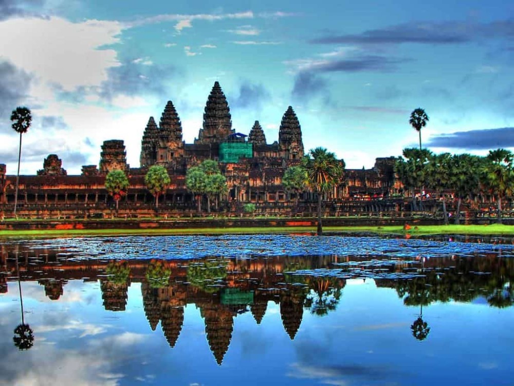 Angkor Wat: 2-Day Sunrise and Floating Village Tour | ®ExcursionMania