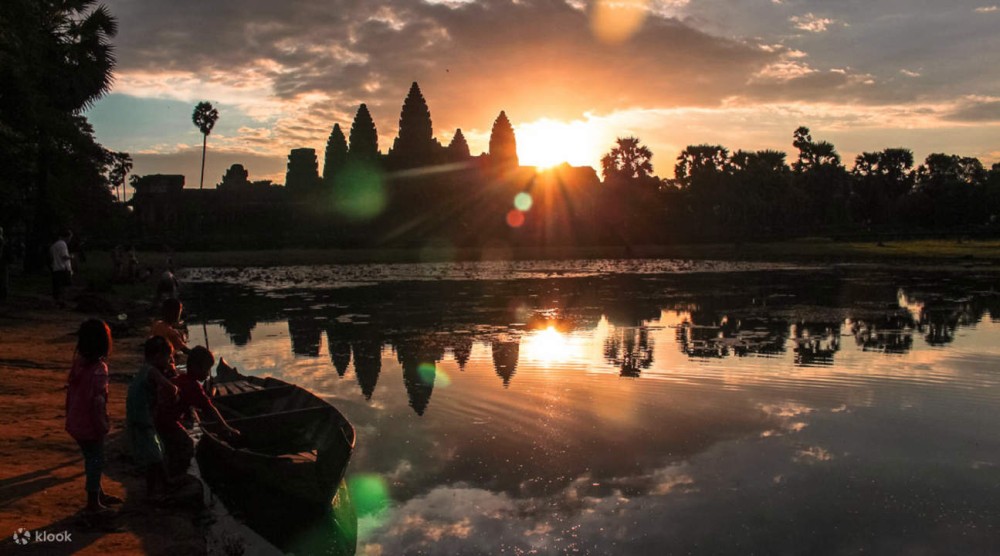 Angkor Wat: 2-Day Sunrise and Floating Village Tour | ®ExcursionMania