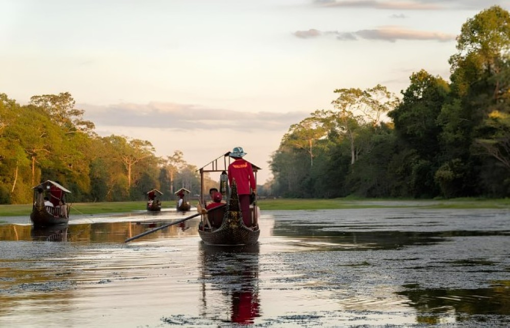 Siem Reap: Angkor Twilight & Boat Vespa Adventure | ®ExcursionMania