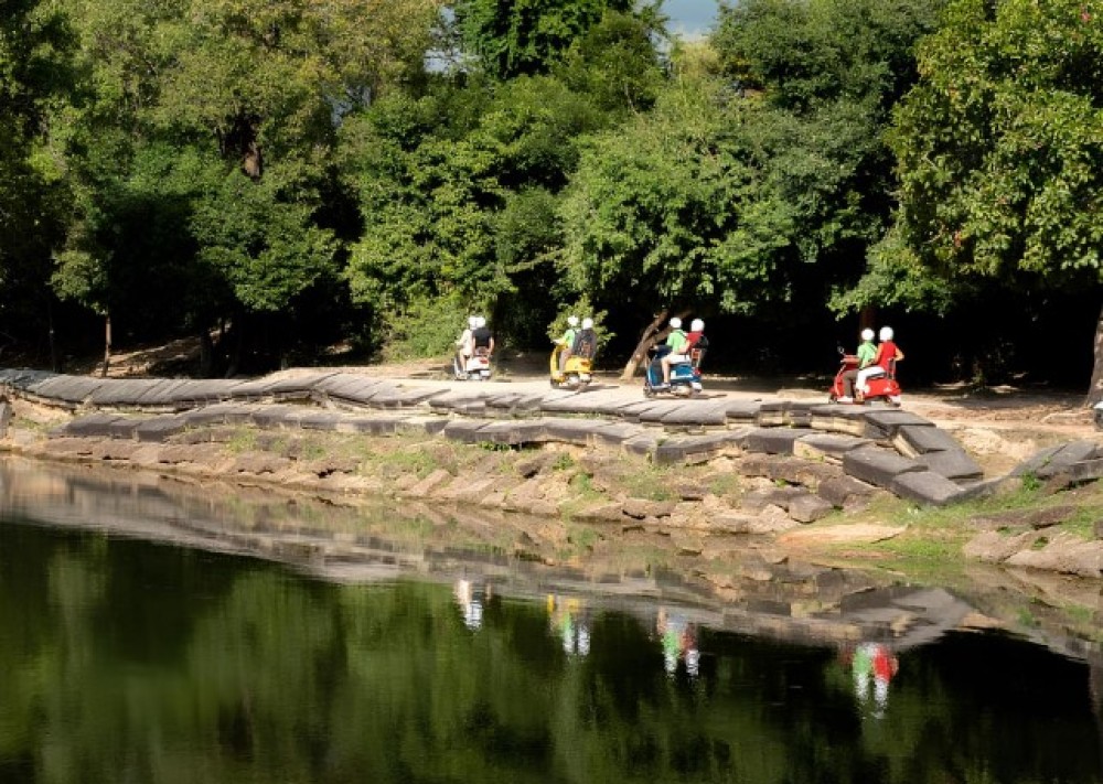 Siem Reap: Angkor Twilight & Boat Vespa Adventure | ®ExcursionMania