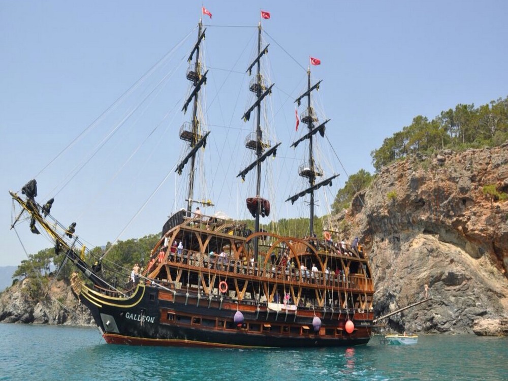 Antalya: Kemer Pirate Boat Trip with Hotel Transfer and BBQ Lunch | ®ExcursionMania